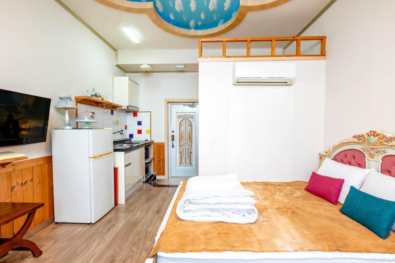 Red Praha Pension Geoje Ngoại thất bức ảnh