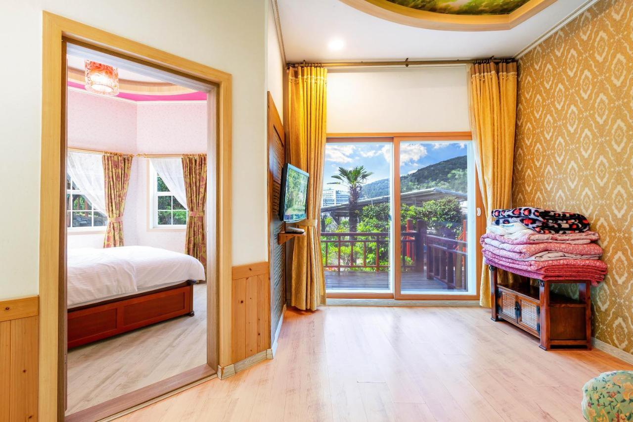 Red Praha Pension Geoje Ngoại thất bức ảnh