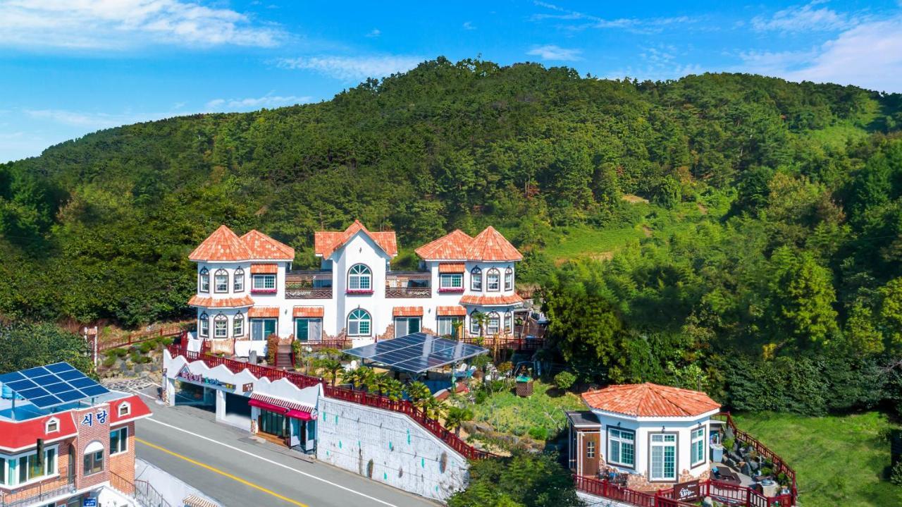 Red Praha Pension Geoje Ngoại thất bức ảnh