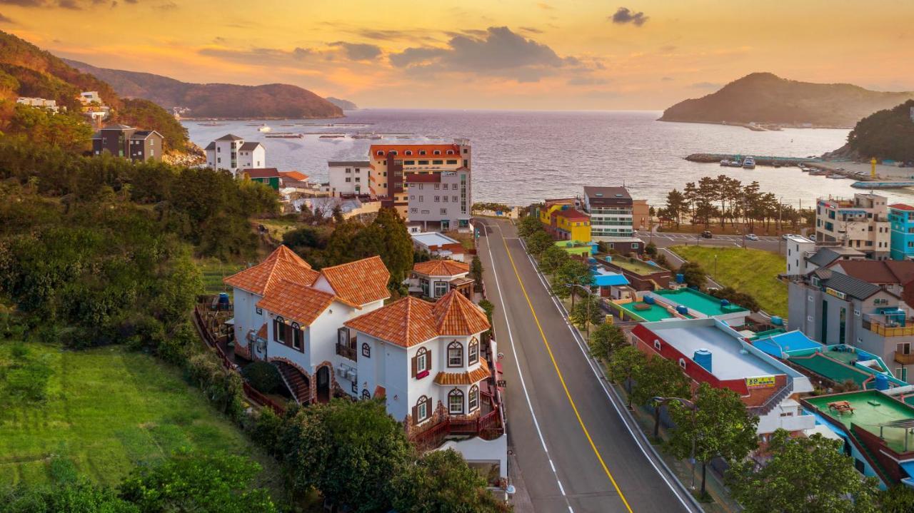 Red Praha Pension Geoje Ngoại thất bức ảnh