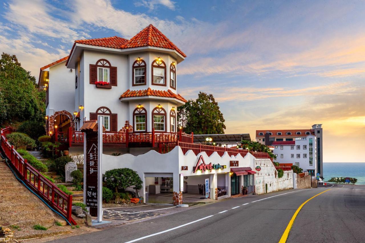 Red Praha Pension Geoje Ngoại thất bức ảnh