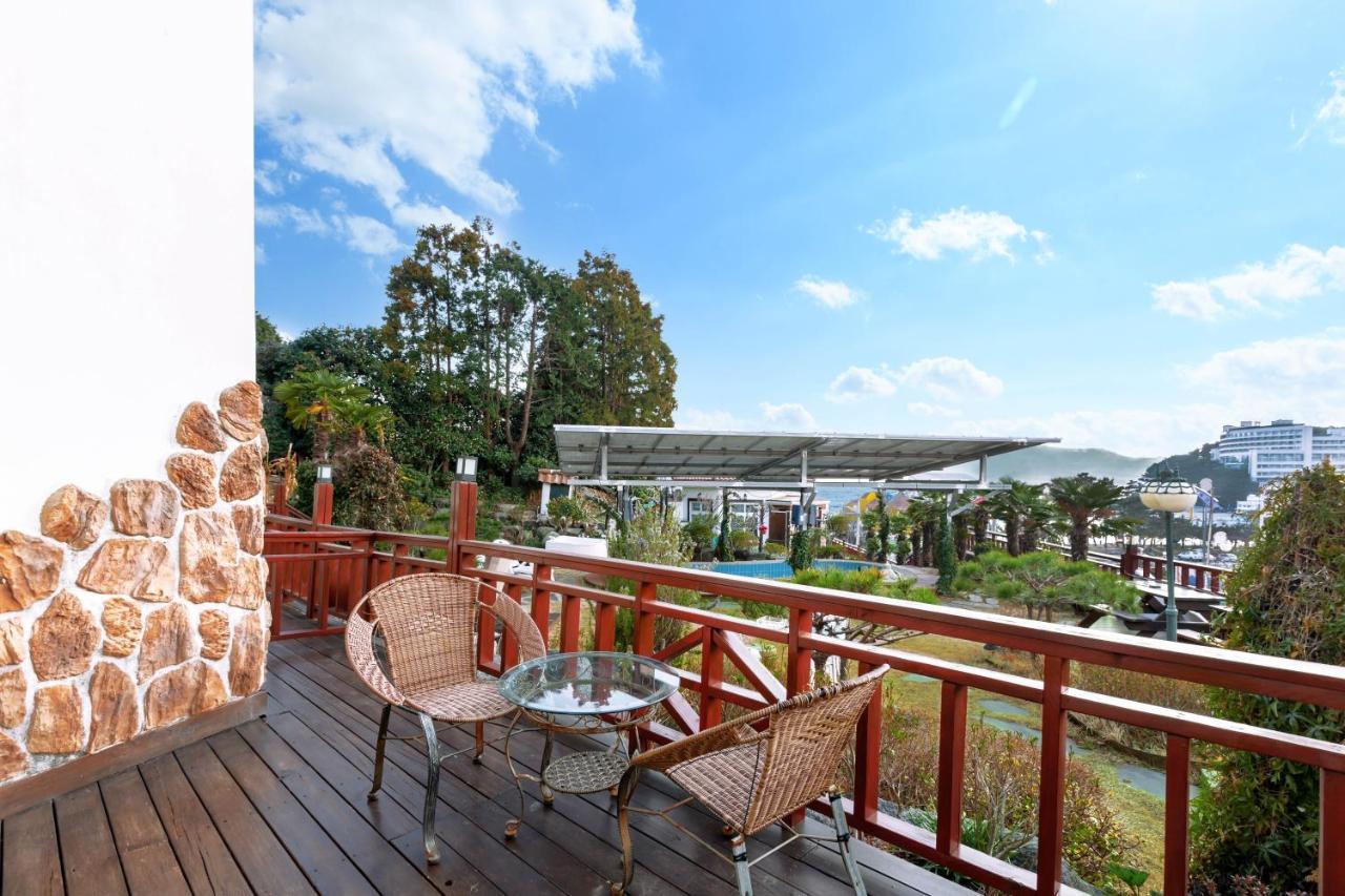 Red Praha Pension Geoje Ngoại thất bức ảnh